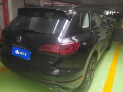 Volkswagen Touareg 3.0T Premium Obsidian Black Sports Suit - photo 2