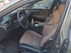 Lexus ES 300h Excellence Edition - ფოტო 14