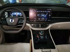 Denza D9 DM-i 1.5T 190km AWD Version 7 - ფოტო 16
