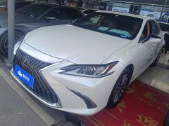 Lexus ES 200 Excellence Edition - ფოტო 1