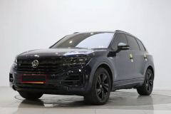 Volkswagen Touareg 3.0T Premium Obsidian Black Sports Suit - фото 1