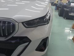 BMW i5 eDrive 35L M Sport Package - ფოტო 4