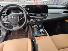 Lexus ES 300h Excellence Edition - ფოტო 16