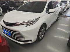 Toyota Sienna Dual-Engine 2.5L Supreme Edition - фото 1