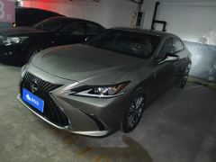 Lexus ES 200 Excellence Edition - ფოტო 1