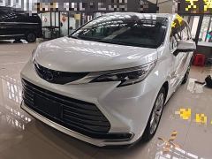 Toyota Sienna 2.5L Hybrid Premium Edition - photo 1