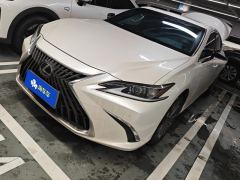 Lexus ES 200 Excellence Edition - ფოტო 1
