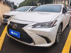 Lexus ES 200 Excellence Edition - ფოტო 1