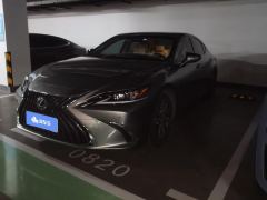 Lexus ES 200 Excellence Edition - ფოტო 1