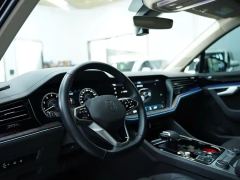 Volkswagen Touareg 3.0T Premium Obsidian Black Sports Suit - photo 10