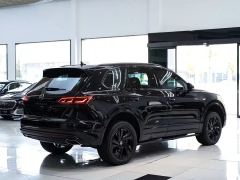 Volkswagen Touareg 3.0T Premium Obsidian Black Sports Suit - photo 16