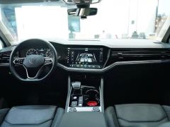 Volkswagen Touareg 3.0T Premium Obsidian Black Sports Suit - photo 4