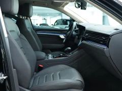 Volkswagen Touareg 3.0T Premium Obsidian Black Sports Suit - photo 8