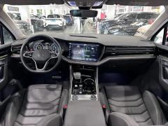 Volkswagen Touareg 3.0T Premium Obsidian Black Sports Suit - photo 11