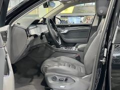 Volkswagen Touareg 3.0T Premium Obsidian Black Sports Suit - photo 12