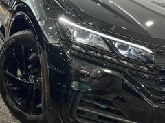 Volkswagen Touareg 3.0T Premium Obsidian Black Sports Suit - photo 3