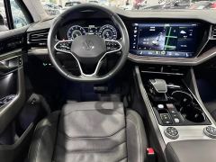 Volkswagen Touareg 3.0T Premium Obsidian Black Sports Suit - photo 9