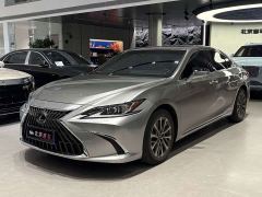 Lexus ES 300h Excellence Edition - ფოტო 1