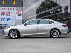 Lexus ES 300h Executive Edition - ფოტო 4