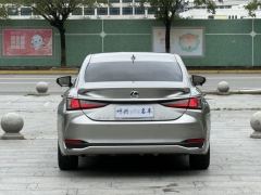 Lexus ES 300h Excellence Edition - ფოტო 15