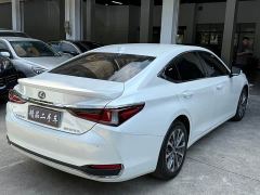 Lexus ES 300h Excellence Edition - ფოტო 15