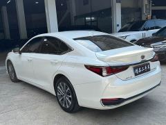 Lexus ES 300h Excellence Edition - ფოტო 17