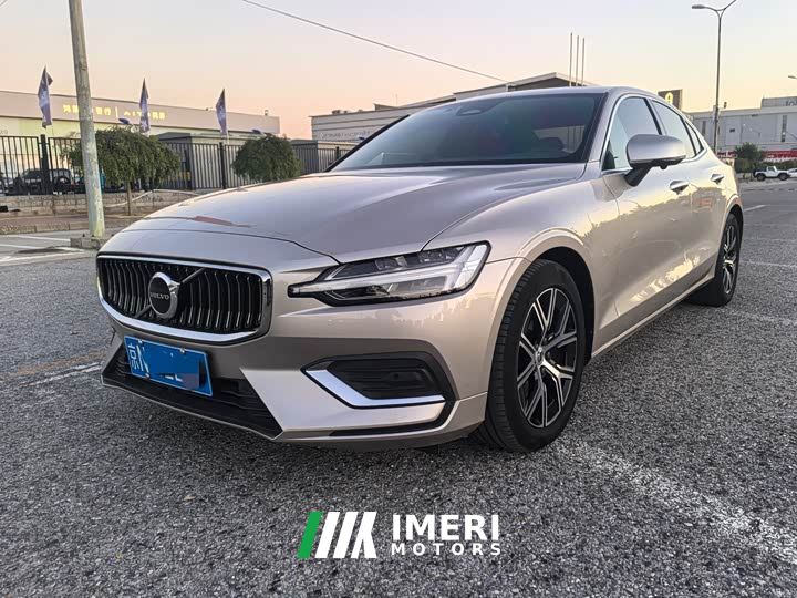 Volvo S60 B4 Smart Luxury Edition - ავტომობილი ჩინეთიდან