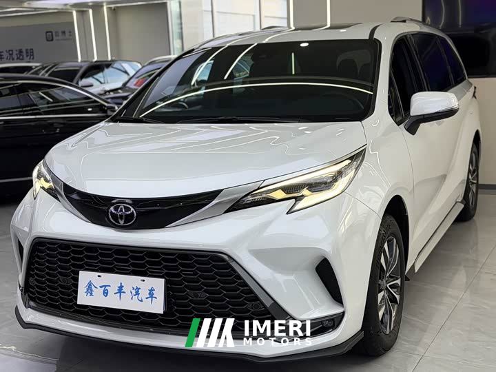 Toyota Gravia 2.5L Hybrid Luxury