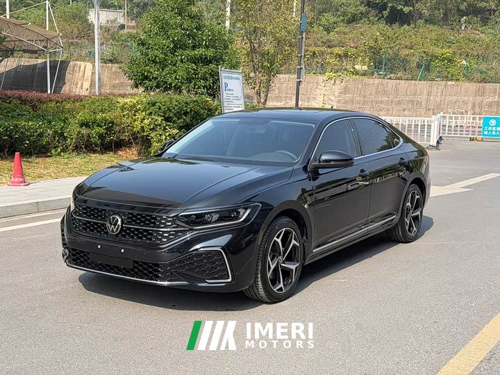 Volkswagen Passat Outstanding Edition 380TSI Dragon Ascendant Version