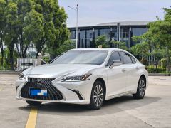 Lexus ES 200 Excellence Edition - ფოტო 1