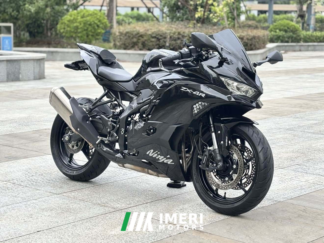 2025 Kawasaki ZX-4R 400 cc