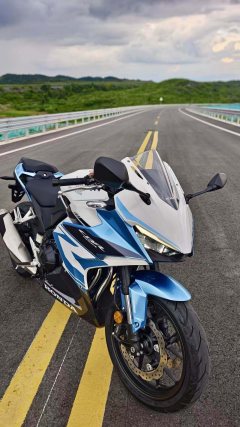 Honda CBR400R - photo 1