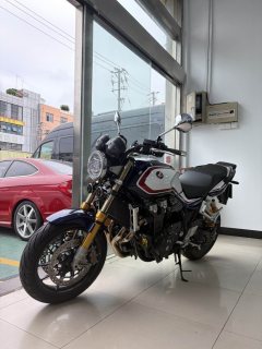 Honda CB1300 Super Four - ფოტო 1