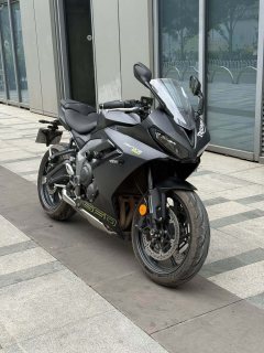 Triumph Daytona 660 - photo 2