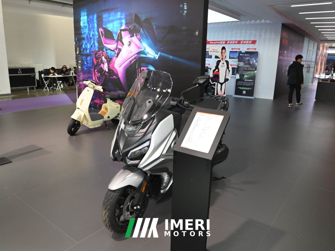 QJMOTOR OMO 07 - motorcycle from China