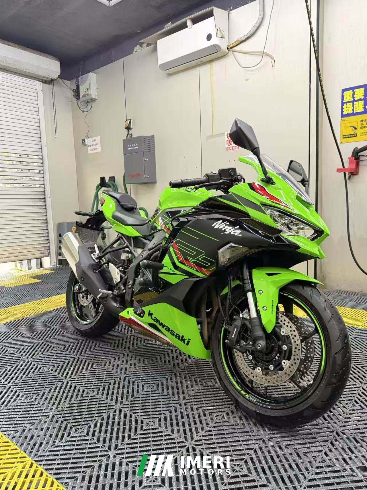 2025 Kawasaki ZX-4R 400 cc