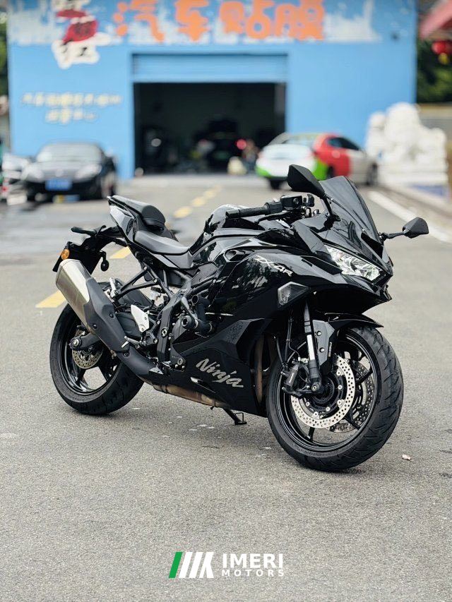 2025 Kawasaki ZX-4R 400 cc
