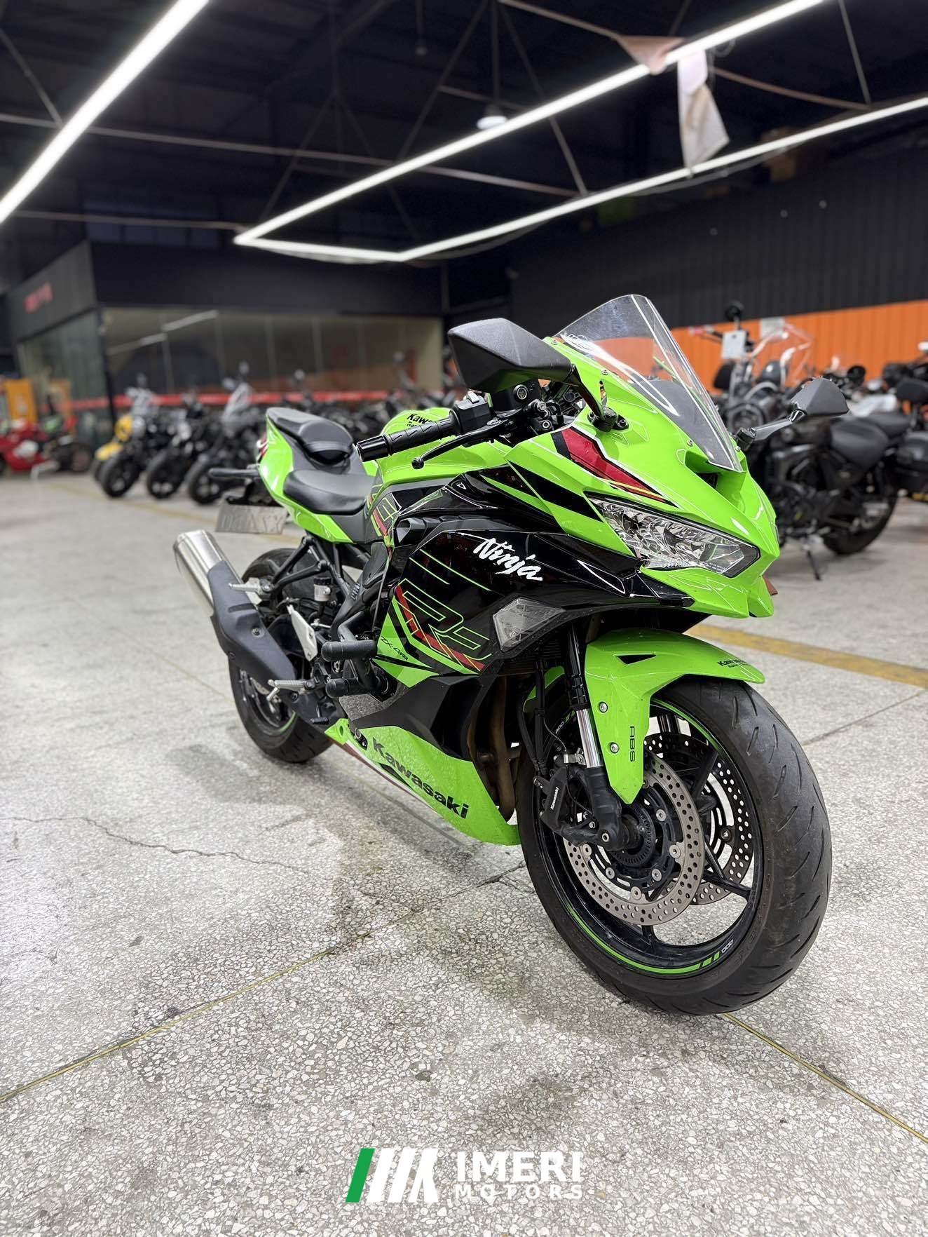 2023 Kawasaki ZX-4R 400 cc