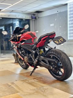 Honda CBR650R - photo 9