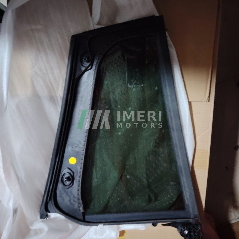 Triangular Glass - Audi Q5e tron