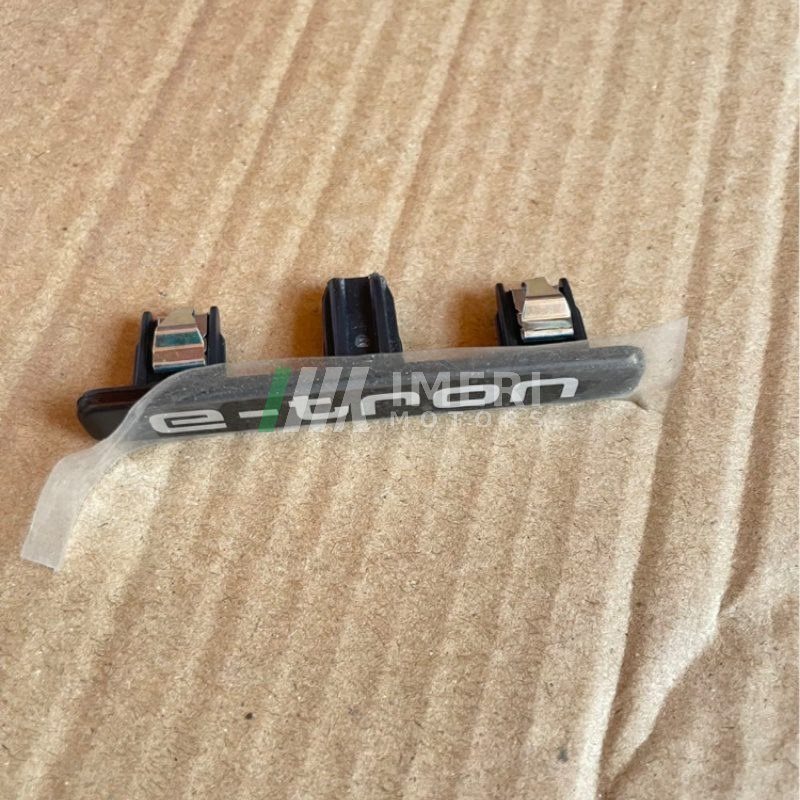 Instrument Panel Trim - Audi Q5e tron