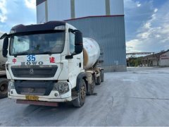 Sinotruk HOWO T5G 340 hp 8X4 - photo 1