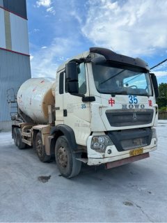 Sinotruk HOWO T5G 340 hp 8X4 - photo 2
