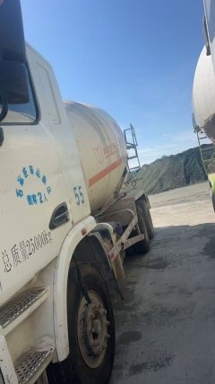 United Trucks U 350 hp 6X4 - photo 6