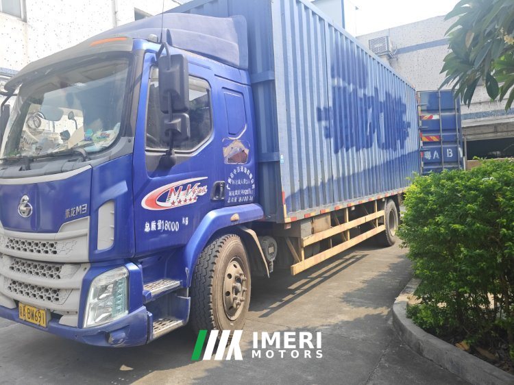 2018 Dongfeng Liuzhou New Chenglong M3 185 hp 4X2 7.7 m