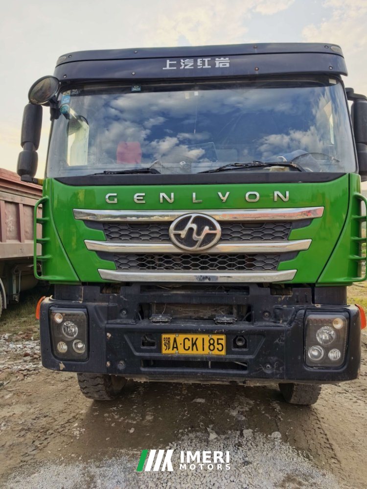 2019 SAIC Hongyan Genlyon 392 hp 8X4 7.8 m
