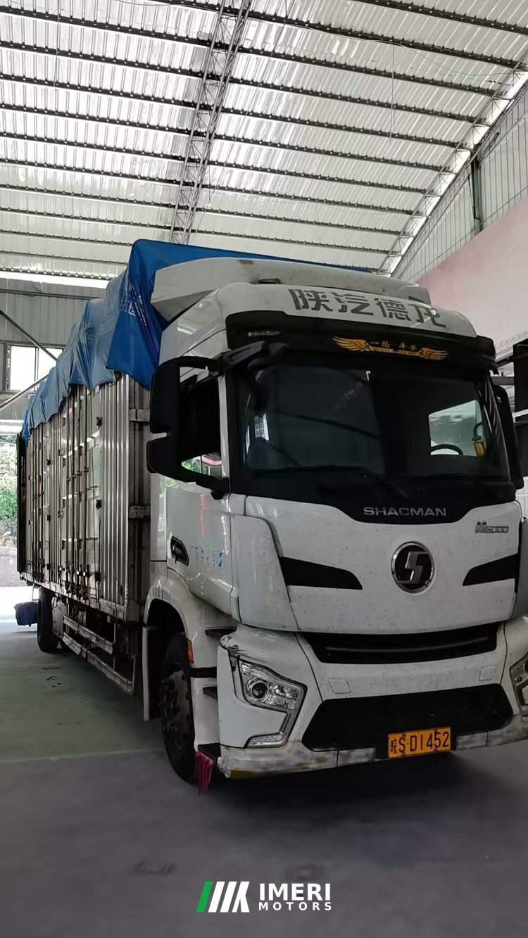 Shacman Delong M6000 300 hp 4X2 9.85 m - truck from China