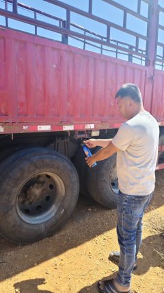 9.6 m x2.45 m stake body semi-trailer - photo 3