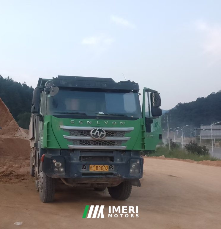 2019 SAIC Hongyan Genlyon 392 hp 8X4 6.8 m