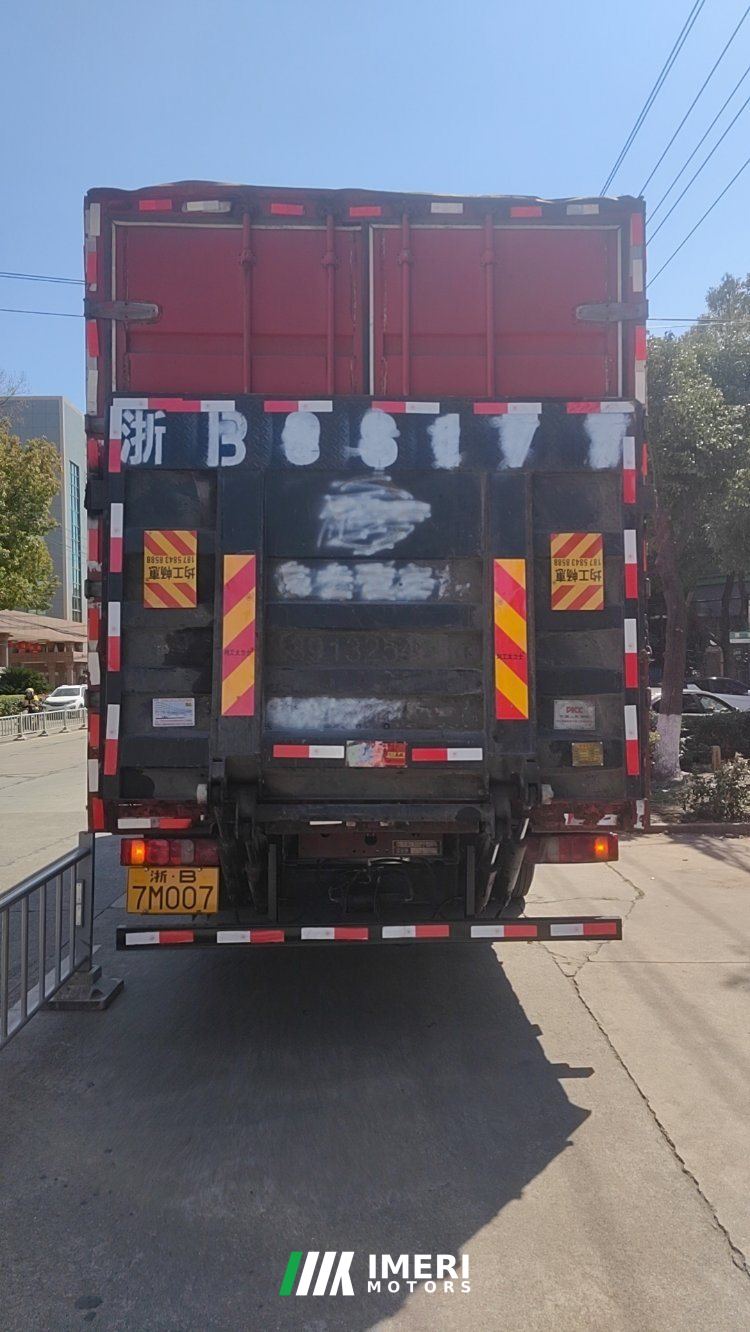 Sinotruk HOWO TX7 240 hp 4X2 7.8 m - грузовик из Китая
